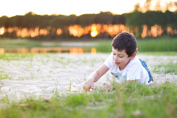 chłopiec na plaży © Joanna
