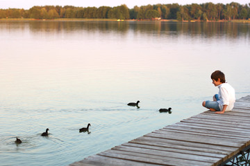 chłopiec nad jeziorem © Joanna