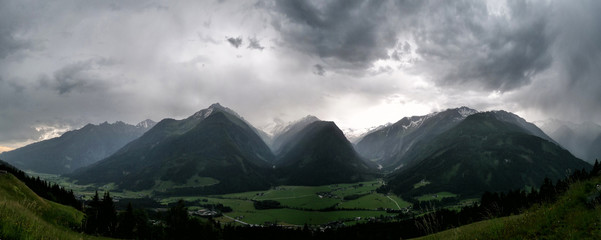 Panoramafoto vom Hochgebirge mit dunklen Wolken in Bramberg am Wildkogel im Nationalpark Hohe...