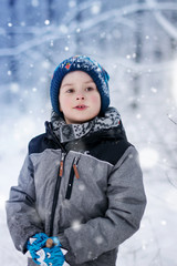 chłopiec w czapce zimą