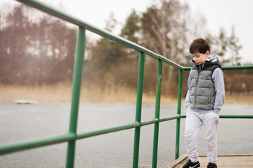 chłopiec na moście © Joanna