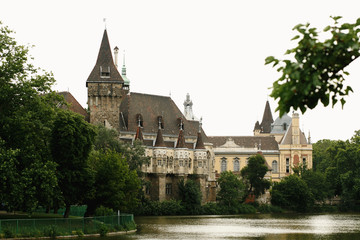 Obraz premium amazing view at old castle and park in the morning light in Budapest city, travel concept, space for tex