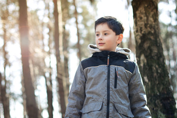 chłopiec w lesie 