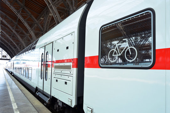Eisenbahn Zug, Fahrradabteil im Bahnhof