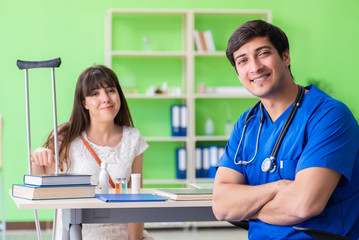 Obraz premium Female patient visiting male doctor in medical concept 