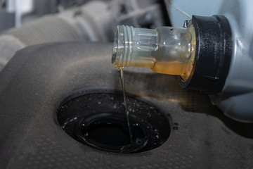 Öl nach dem Ölwechel im Auto nachfüllen