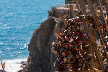 lot de cadenas attaché à une rambarde par tradition