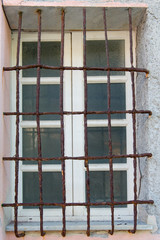 ancien barreau rouillé sur un fenêtre