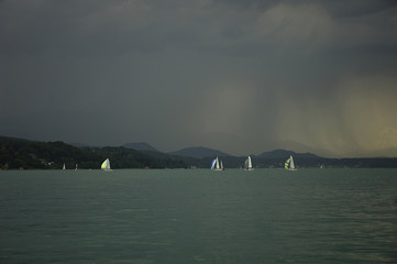 Pioggia sul lago di Worthersee, Carinzia, Austria