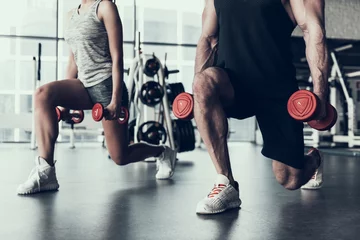 Gordijnen Detailopname. Man en vrouw trainen in de fitnessclub. © VadimGuzhva