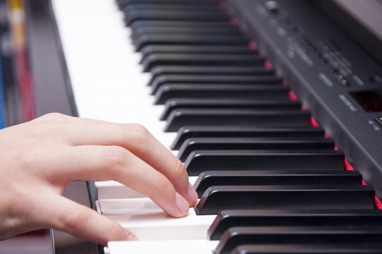 Sağ el ile Piyano çalan çocuk elleri, tuşlar, piyano,