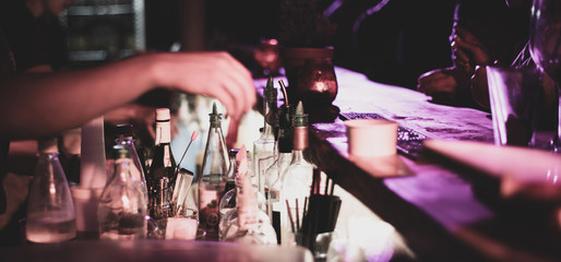 Bar, Nachtleben, Cocktails trinken  
