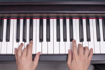 Piyano &ccedil;alan &ccedil;ocuk elleri, tuşlar, piyano,