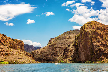 Fototapeta na wymiar Boating on Canyon Lake in Arizona