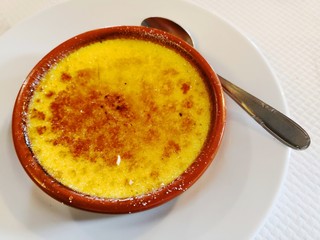 Creme brulee süßes Dessert in Tonschale