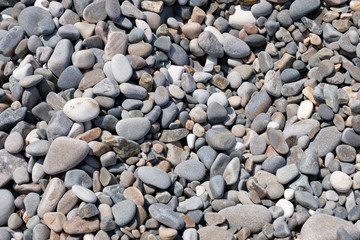 Steiniger Strand am Meer in Nordspanien