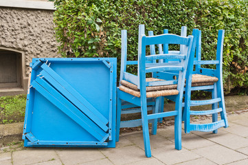 Vier blaue Stühle und ein zerlegter Tisch stehen auf der Strasse für die Sperrmüllabfuhr