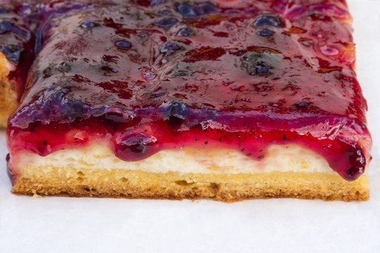 Apetitoso trozo de tarta artesanal  de mermelada de fresa natural y queso