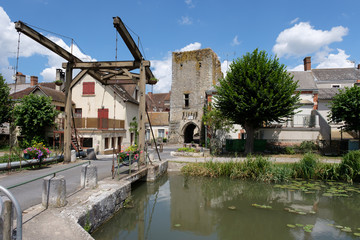Brücke und Turm in Mennetou-sur-Cher, Centre-Val de Loire, Frankreich