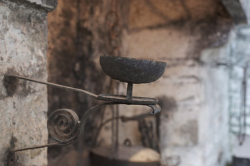 Lampe im Fort de Joux: Eine Festung in Frankreich an der Grenze zur Schweiz