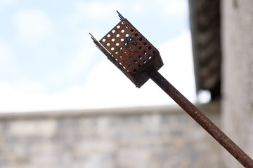Fackelhalterung aus Metall im Fort de Joux: Eine Festung in Frankreich an der Grenze zur Schweiz