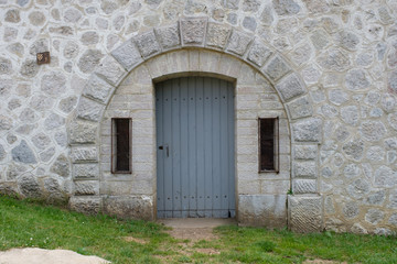Fototapeta na wymiar Tor im Fort de Joux: Eine Festung in Frankreich an der Grenze zur Schweiz
