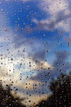 капли на оконном стекле после дождя на закате.