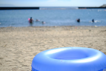 Fototapeta na wymiar 砂浜の浮き輪