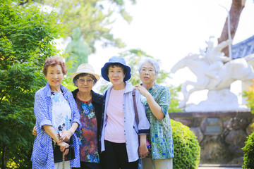 九州旅行を楽しむ高齢女性