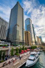 Fototapeta premium Boat in the Chicago River and modern skyscrapers in Chicago, Illinois