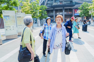 九州旅行を楽しむ高齢女性