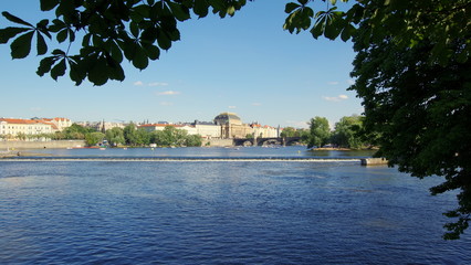 Wełtawa przepływająca przez stolicę Czech, Pragę - most Legii oraz gmach Teatru Narodowego przy rzece - obrazy, fototapety, plakaty