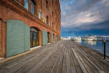 Fototapeta na wymiar Henderson's Wharf, in Fells Point, Baltimore, Maryland