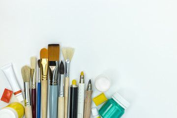 Obraz premium various brushes and paints on white background. painting tools flat lay