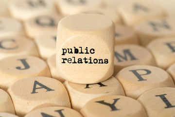 Verschiedene Buchstaben und ein Würfel mit dem Begriff Public Relations
