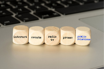 Ein Computer und verschiedene Bausteine von Public Relations