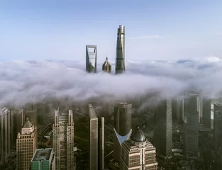 Crédence de cuisine en verre imprimé Shanghai Gratte-ciel au-dessus des nuages dramatiques à Shanghai