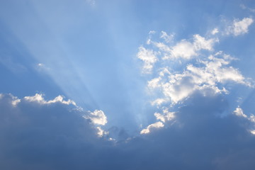 Fototapeta na wymiar Sonnenstrahl durch Wolkendecke
