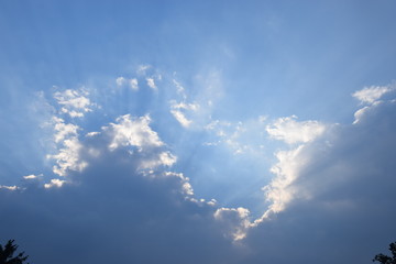 Sonnenstrahl durch Wolkendecke