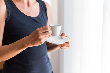 Frau mit einer Tasse Kaffee in den Händen