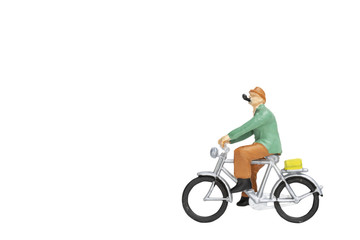 Fototapeta premium Miniature people travellers with bicycle isolate on white background with clipping path