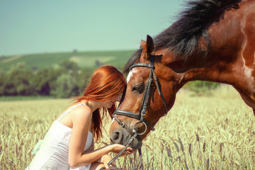 Rothaarige Frau Mädchen Model mit Pferd in der Natur im Sommer bei Sonnenschein