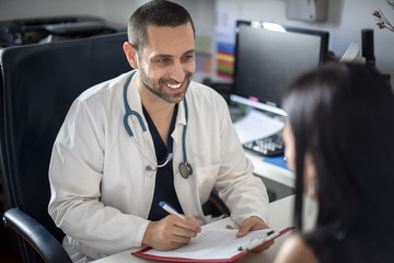 Medico si prende cura di giovane paziente