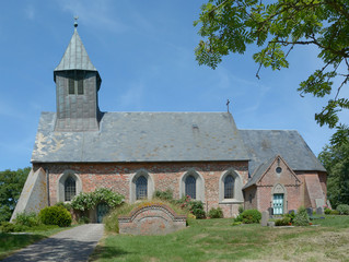 Fototapeta na wymiar die Kirche Sankt Martin in Osterhever,Halbinsel Eiderstedt,Nordfriesland,Schleswig-Holstein,Deutschland
