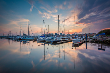 Sunset over boats on the waterfront in Canton, Baltimore, Maryland - obrazy, fototapety, plakaty