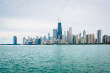 Fototapeta na wymiar The Chicago skyline, seen from North Avenue Beach in Chicago, Illinois.