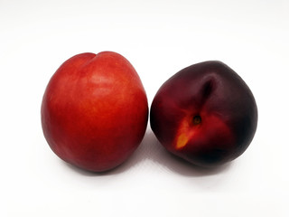 Frische saftige Nektarinen freigestellt auf weißem Hintergrund