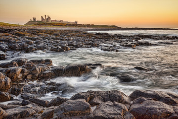 Obraz premium Sunrise, Dunstanburgh Castle