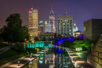 Fototapeta na wymiar The Indiana Central Canal and downtown skyline at night in Indianapolis, Indiana
