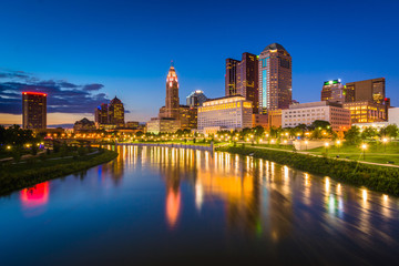Fototapeta na wymiar The Scioto River and Columbus skyline at night, in Columbus, Ohio.